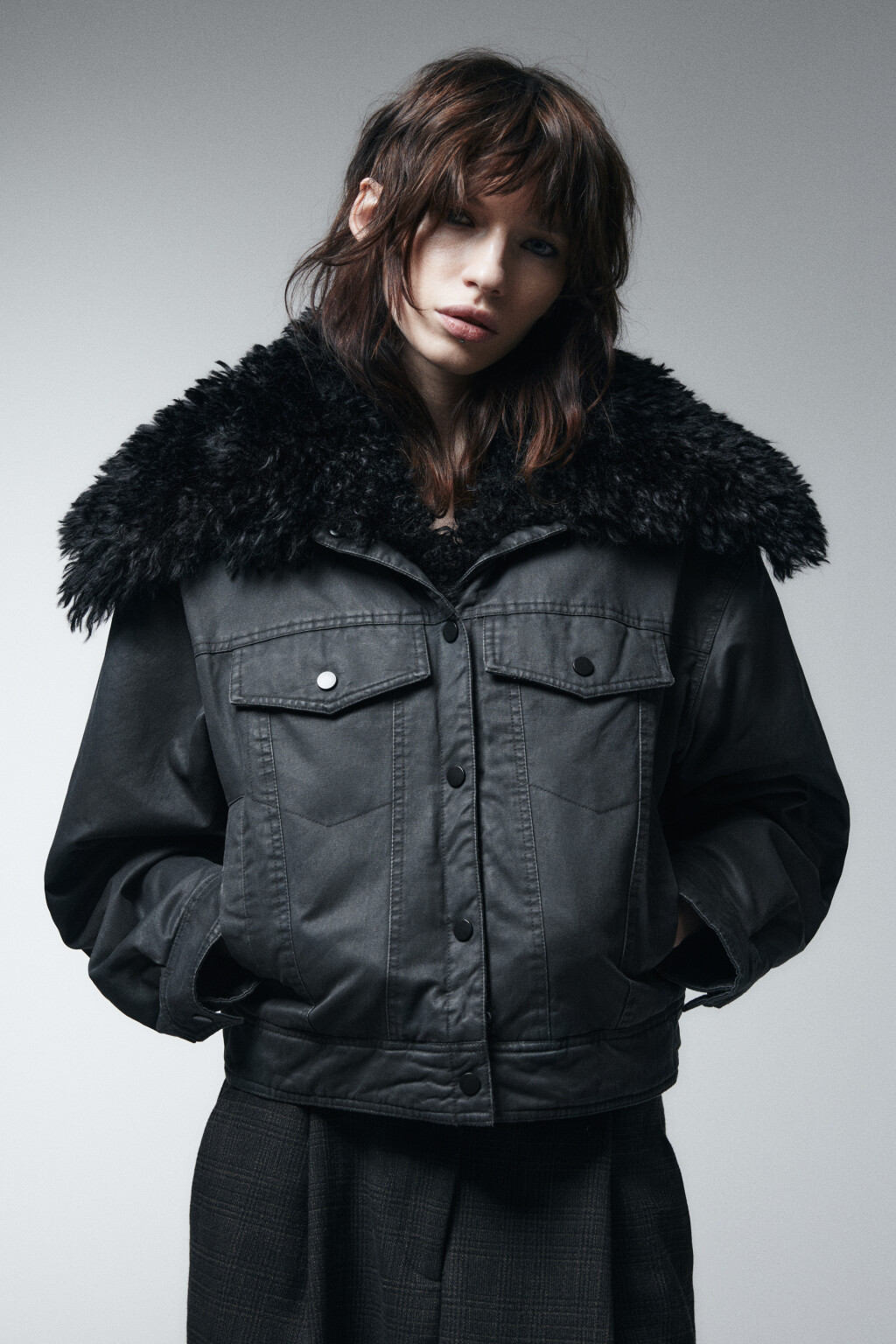 Куртка с кожаной фактурой и меховой оторочкой - цвет черный - 3