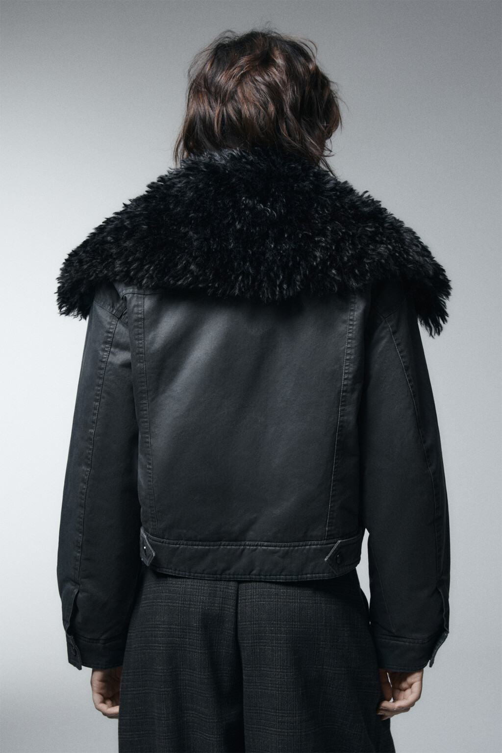 Куртка с кожаной фактурой и меховой оторочкой - цвет черный - 4