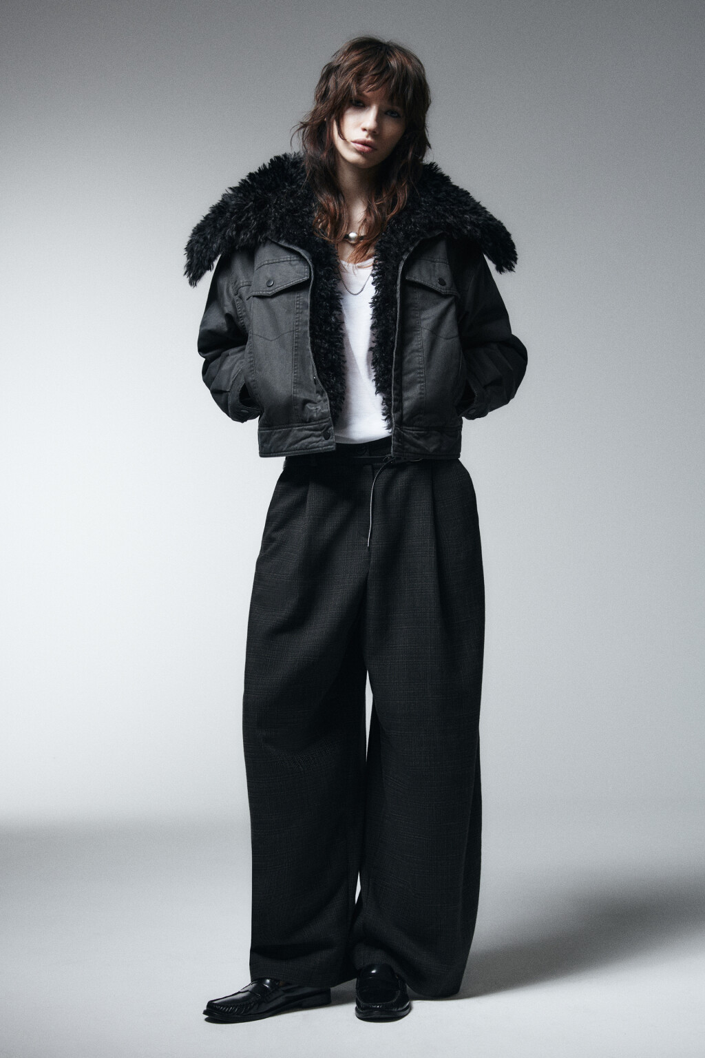 Куртка с кожаной фактурой и меховой оторочкой - цвет черный - 5