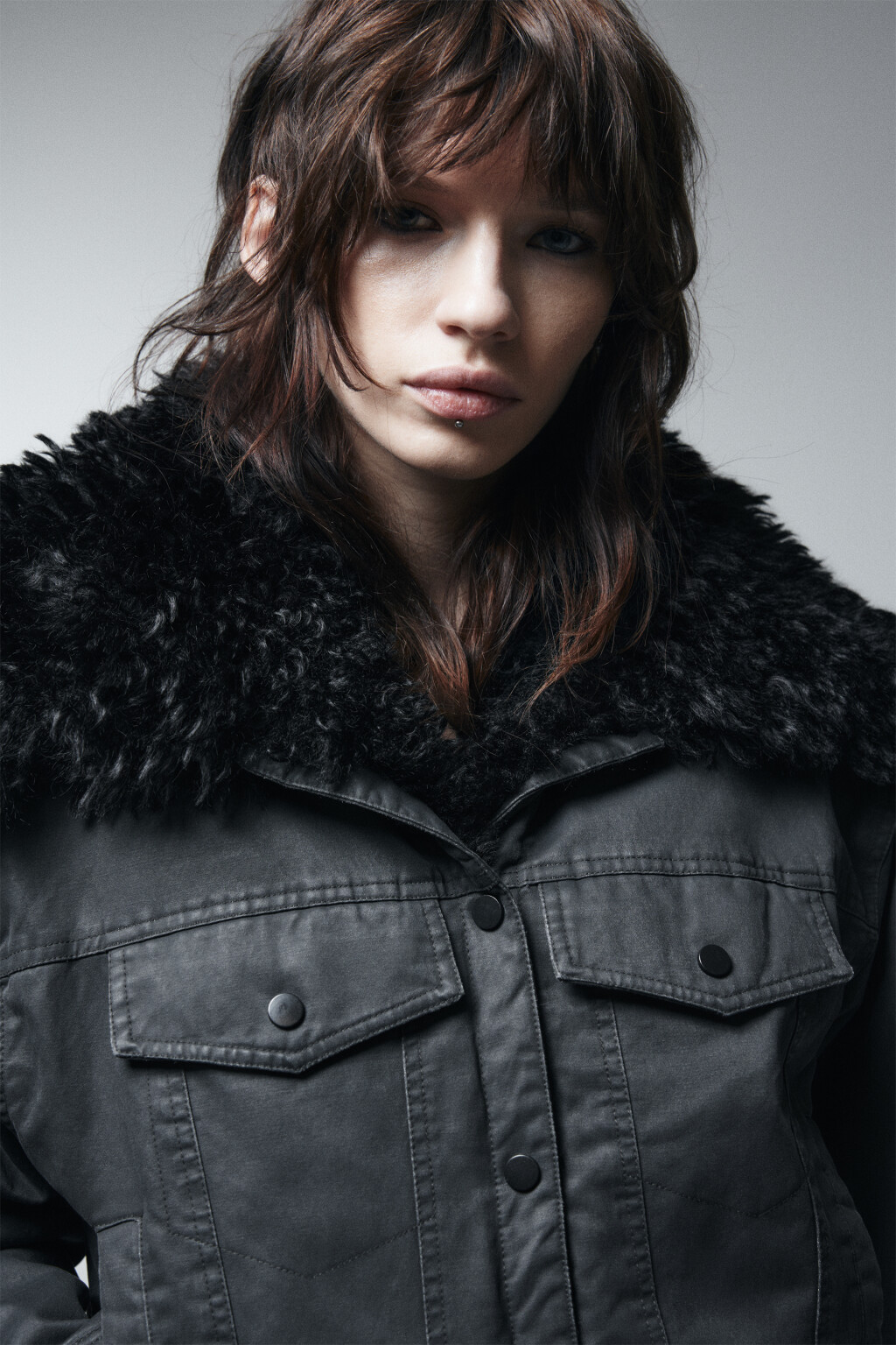 Куртка с кожаной фактурой и меховой оторочкой - цвет черный - 6