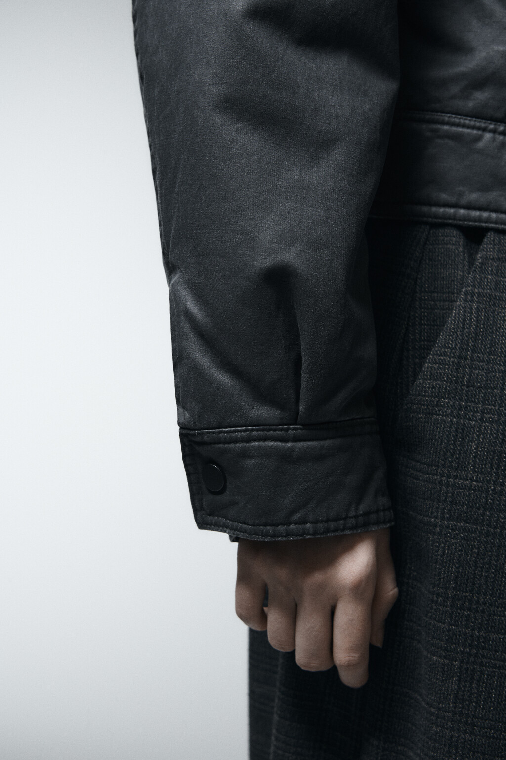 Куртка с кожаной фактурой и меховой оторочкой - цвет черный - 7
