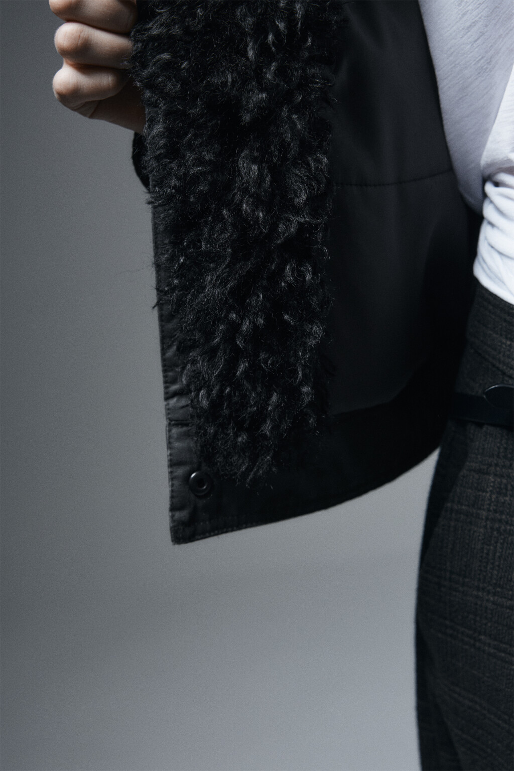 Куртка с кожаной фактурой и меховой оторочкой - цвет черный - 8