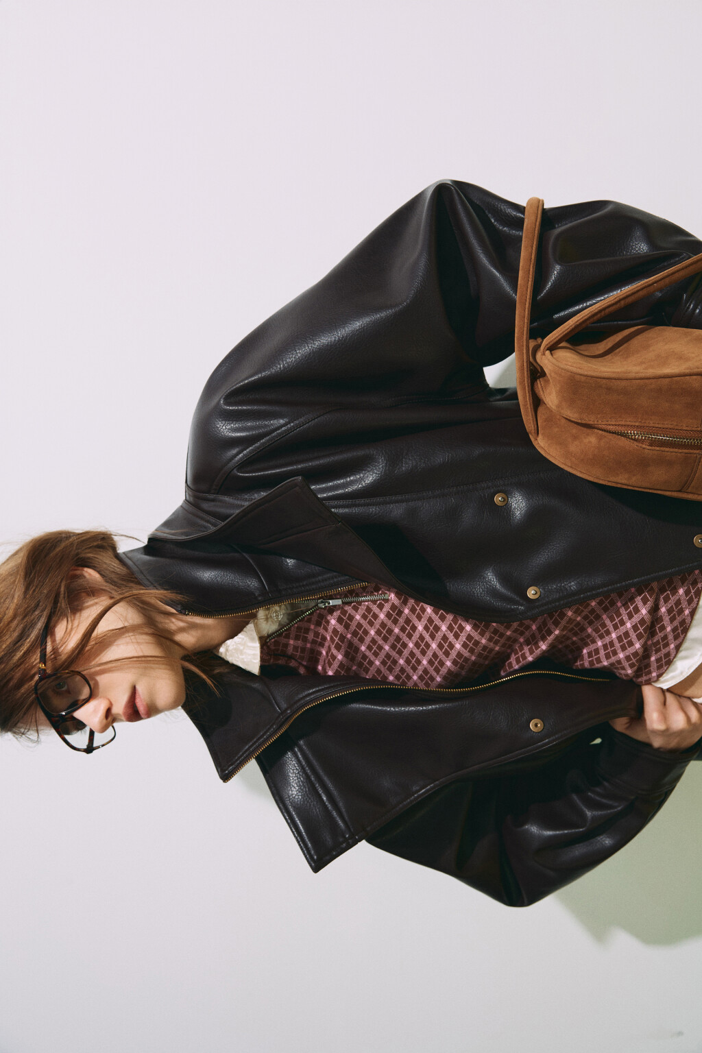 Куртка с кожаной фактурой на кулиске без капюшона - цвет коричневый - 2