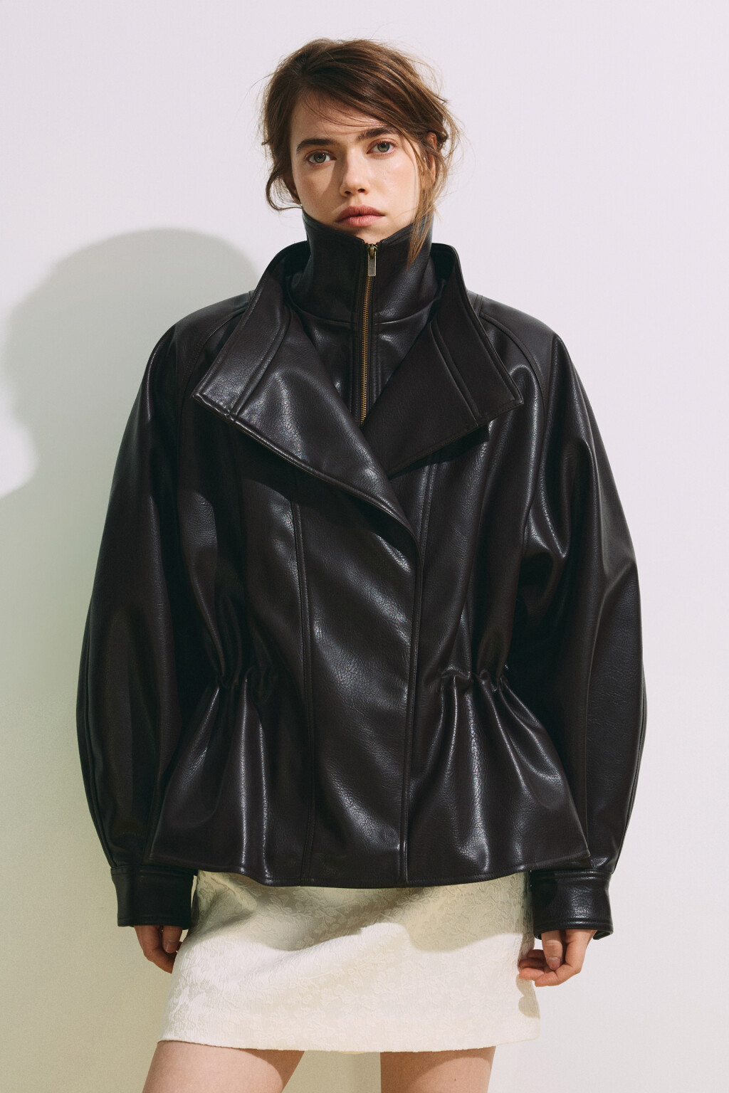 Куртка с кожаной фактурой на кулиске без капюшона - цвет коричневый - 3