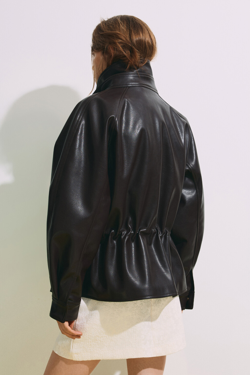 Куртка с кожаной фактурой на кулиске без капюшона - цвет коричневый - 4