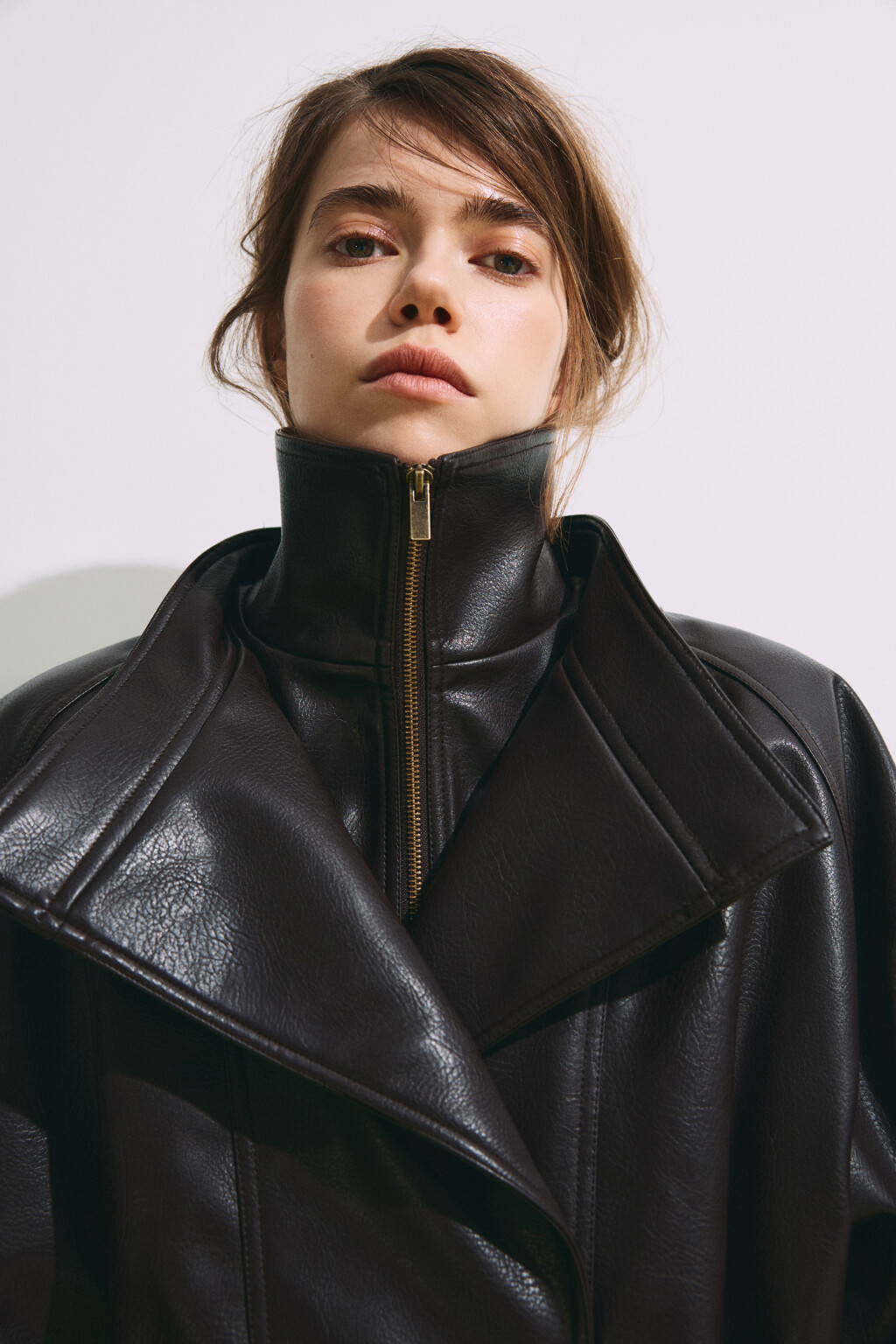 Куртка с кожаной фактурой на кулиске без капюшона - цвет коричневый - 6