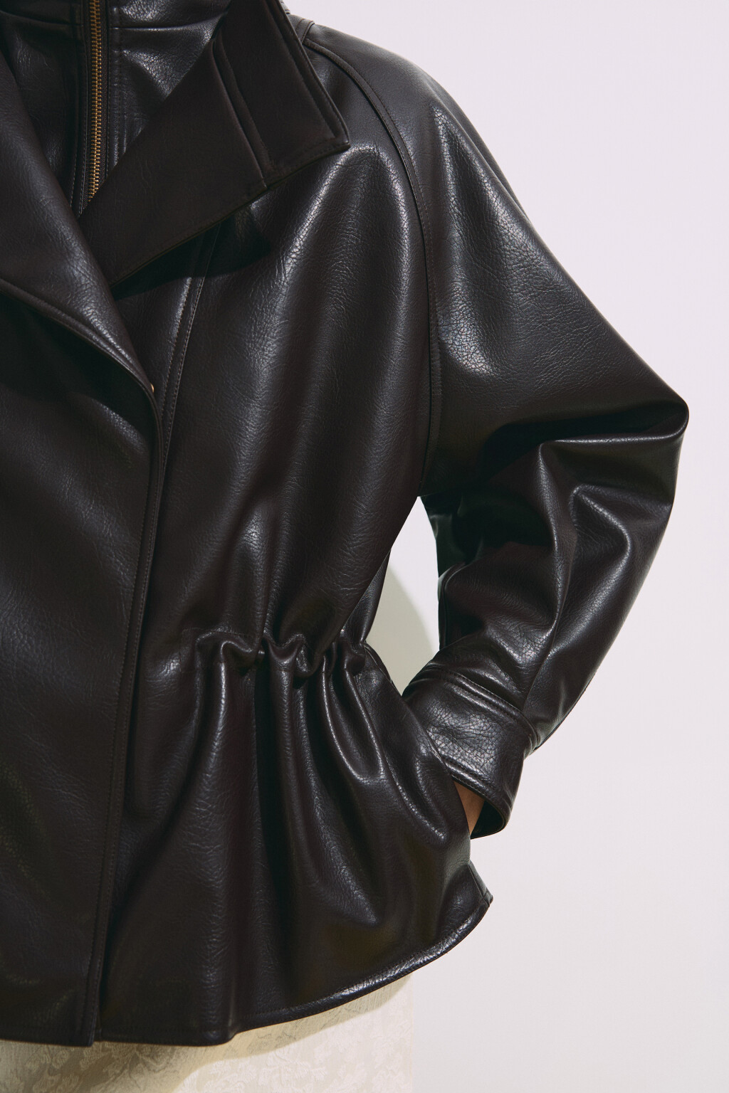 Куртка с кожаной фактурой на кулиске без капюшона - цвет коричневый - 8