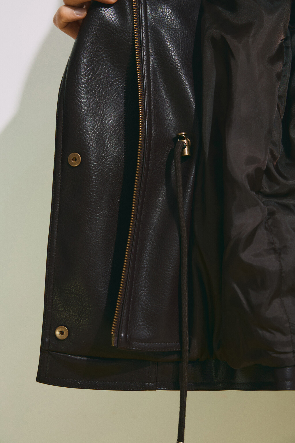 Куртка с кожаной фактурой на кулиске без капюшона - цвет коричневый - 9