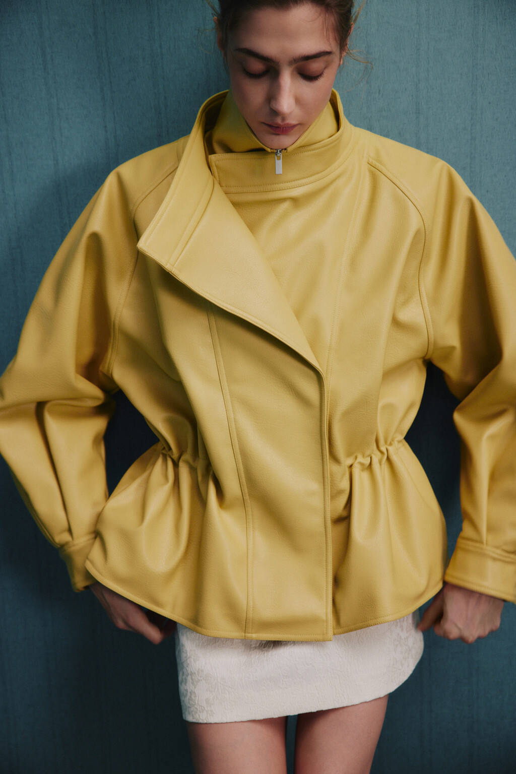 Куртка с кожаной фактурой на кулиске без капюшона - цвет желтый - 1