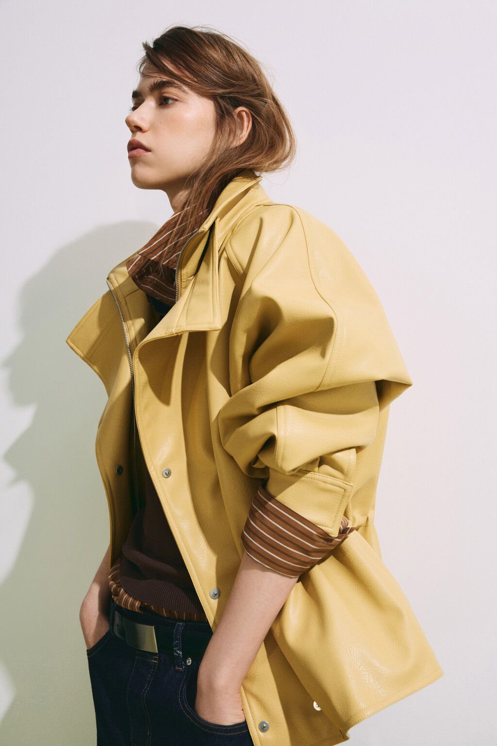 Куртка с кожаной фактурой на кулиске без капюшона - цвет желтый - 2