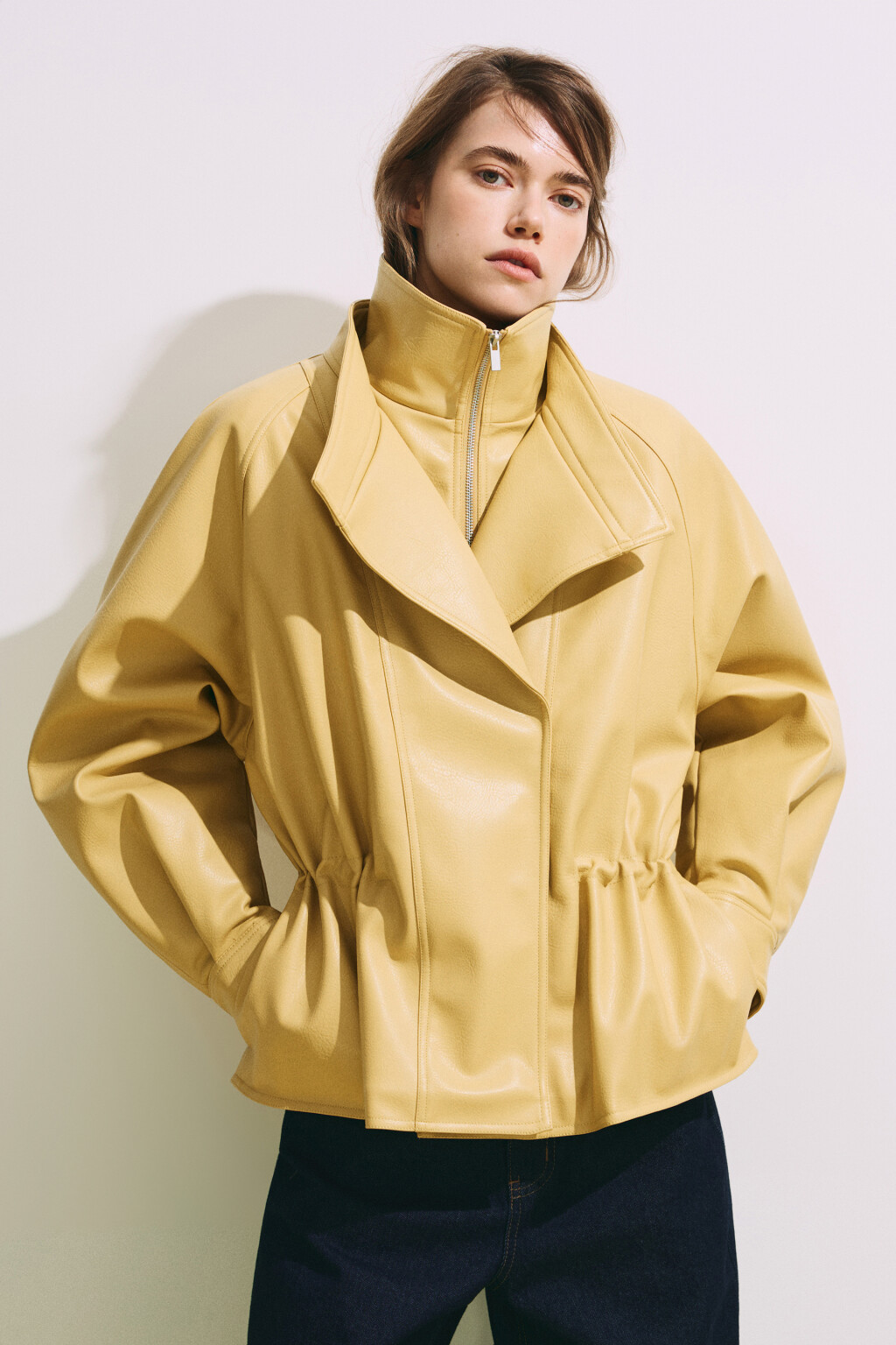Куртка с кожаной фактурой на кулиске без капюшона - цвет желтый - 3