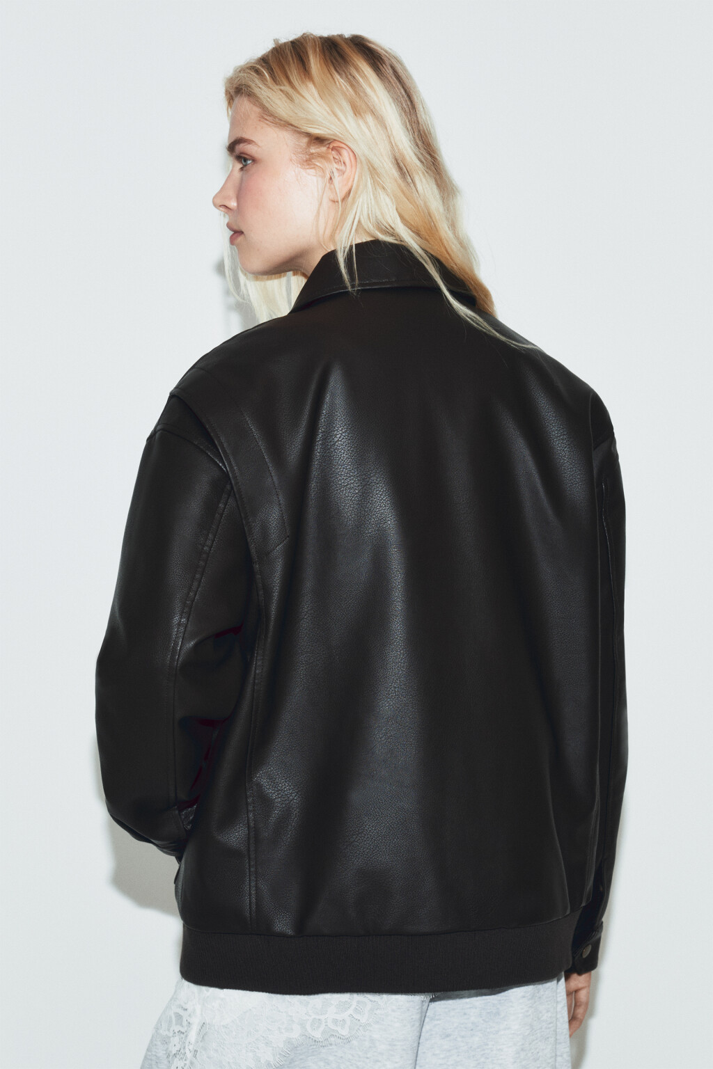 Куртка-бомбер с кожаной фактурой без капюшона - цвет коричневый - 4