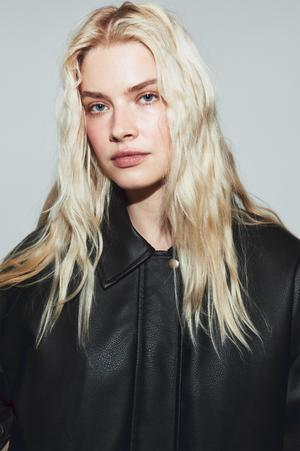 Куртка-бомбер с кожаной фактурой без капюшона - цвет коричневый - 6