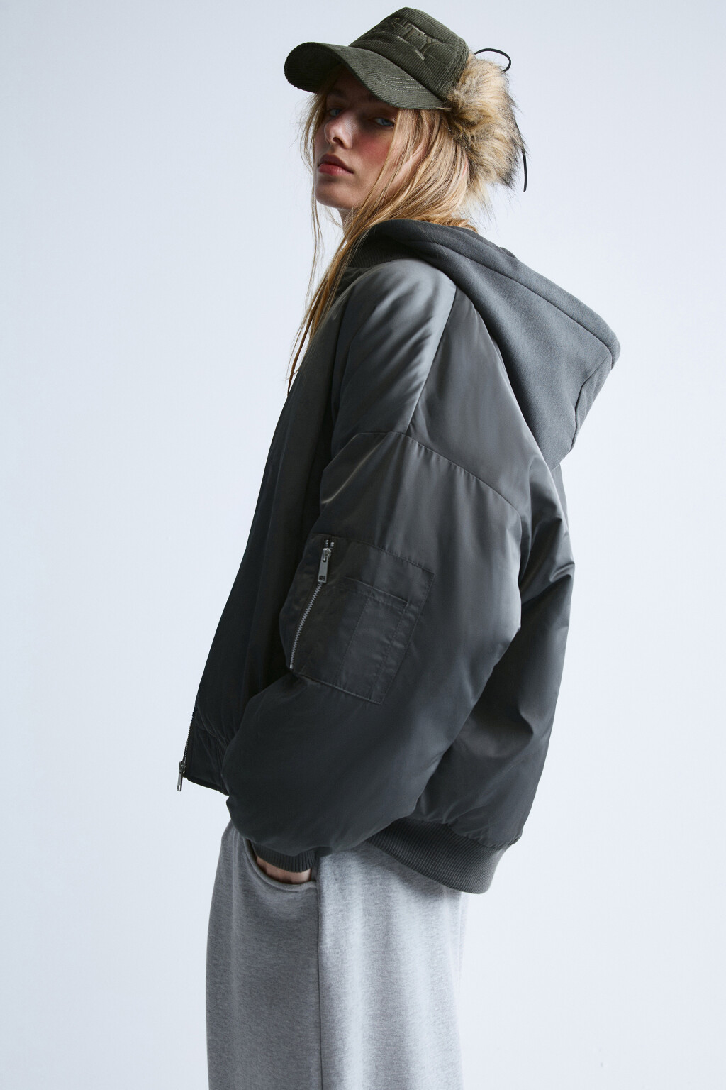 Куртка-бомбер oversize с капюшоном - цвет зеленый - 2