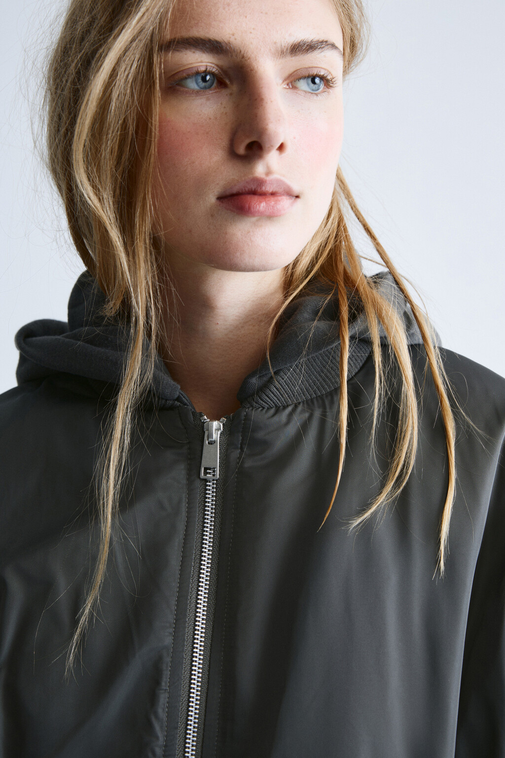 Куртка-бомбер oversize с капюшоном - цвет зеленый - 6