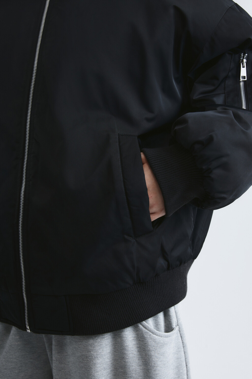 Куртка-бомбер oversize с капюшоном - цвет черный - 5