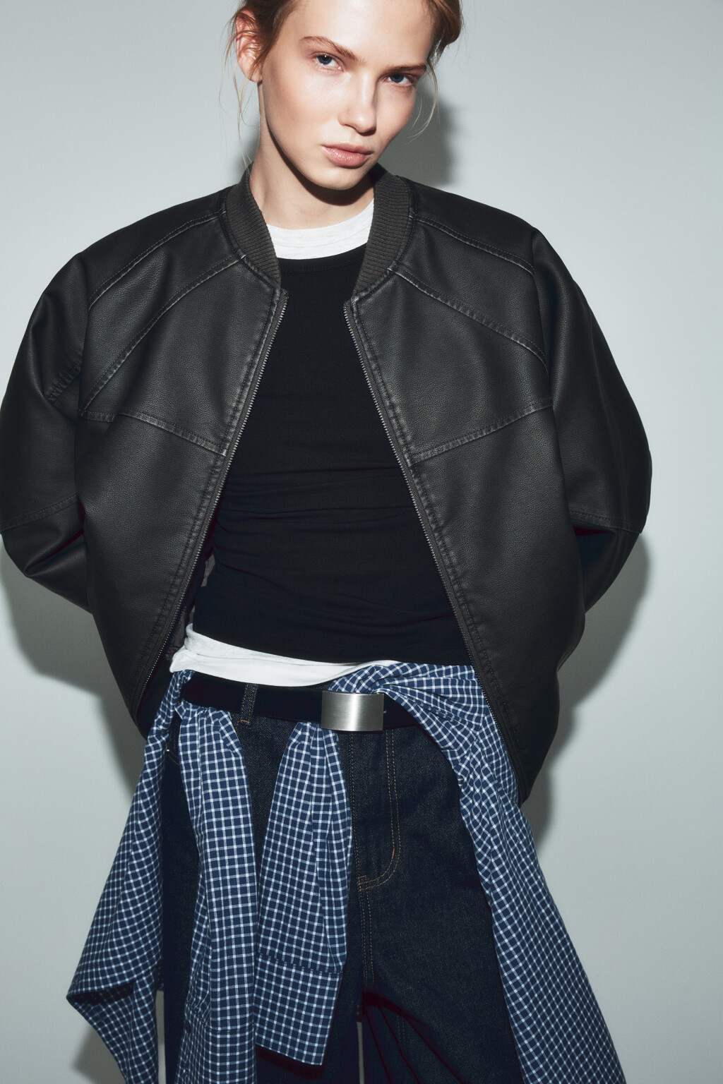 Куртка-бомбер с кожаной фактурой вареная - цвет черный - 1