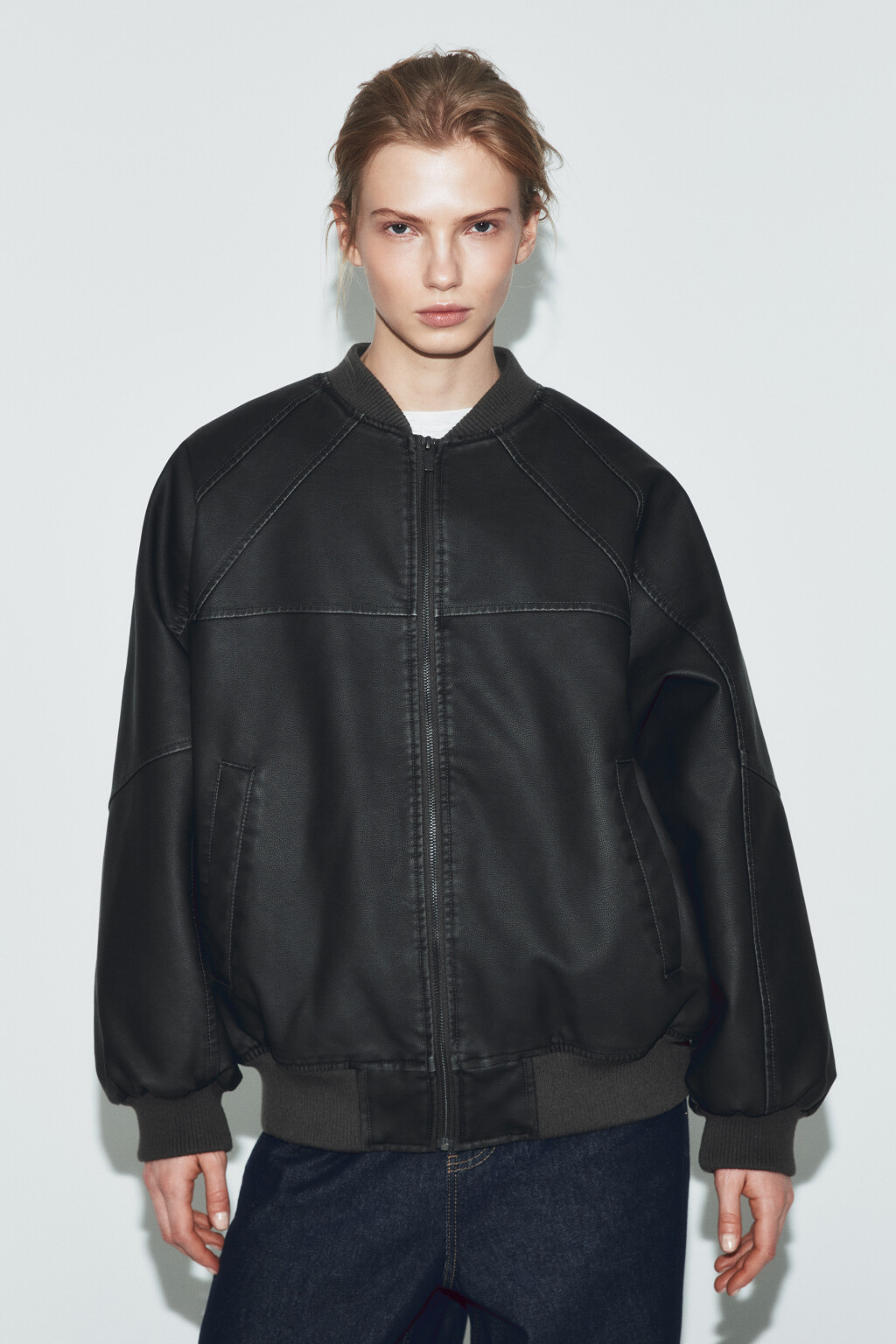 Куртка-бомбер с кожаной фактурой вареная - цвет черный - 2