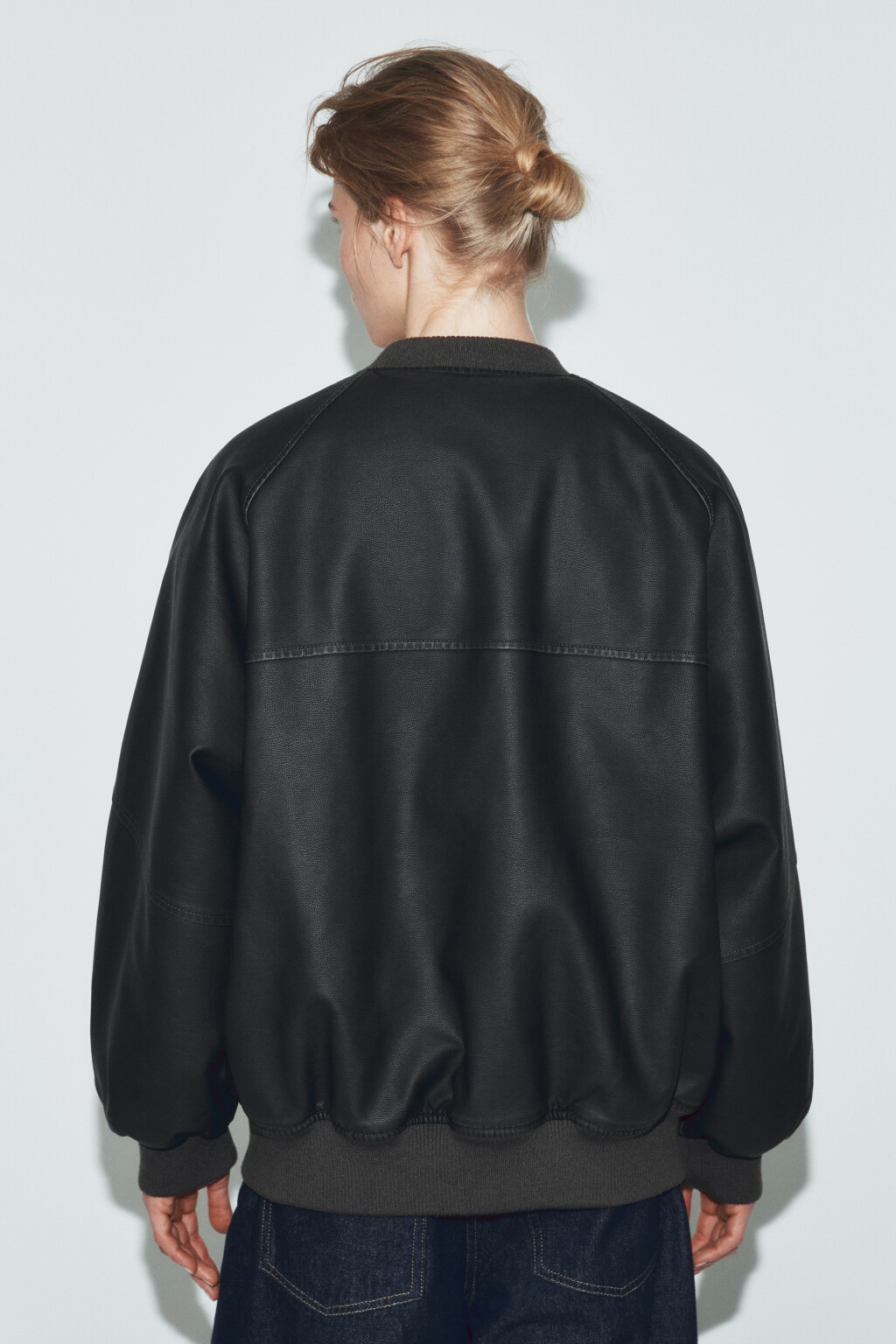 Куртка-бомбер с кожаной фактурой вареная - цвет черный - 3