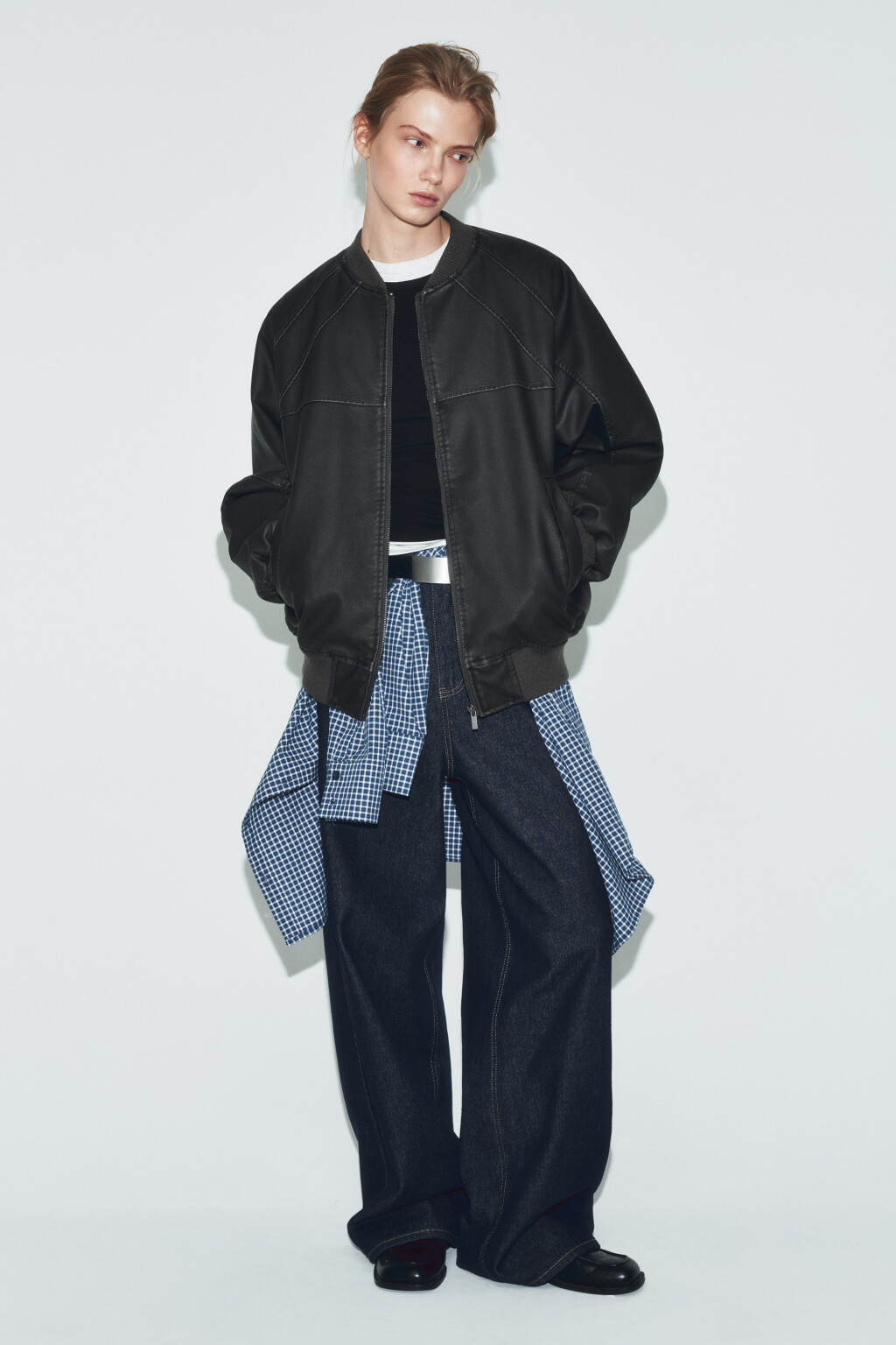 Куртка-бомбер с кожаной фактурой вареная - цвет черный - 4