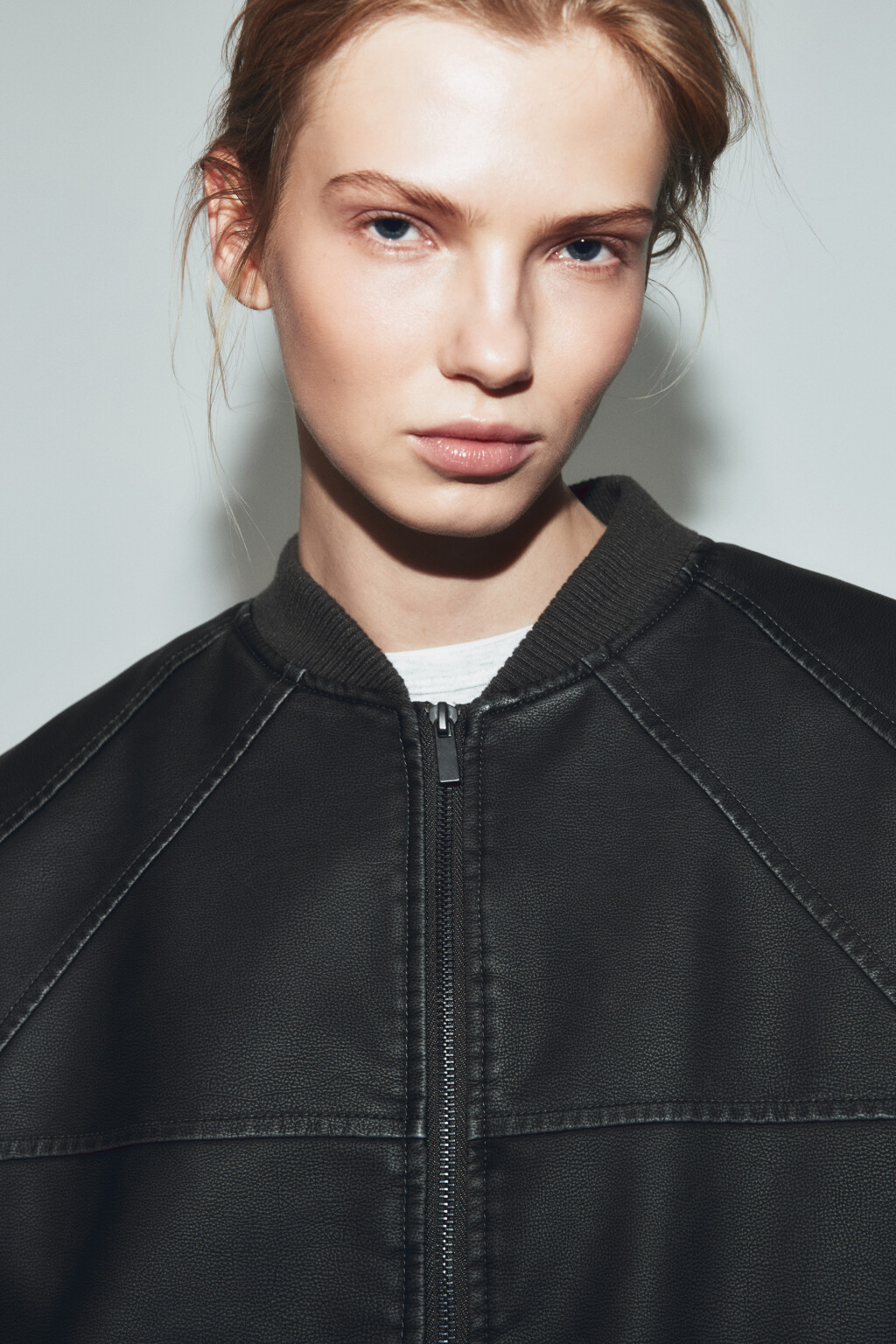 Куртка-бомбер с кожаной фактурой вареная - цвет черный - 5