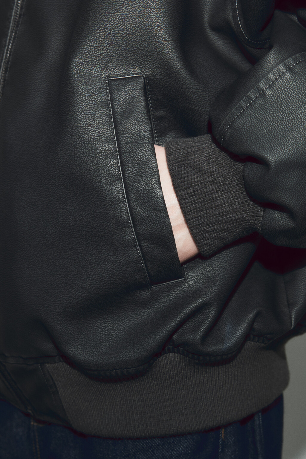 Куртка-бомбер с кожаной фактурой вареная - цвет черный - 6