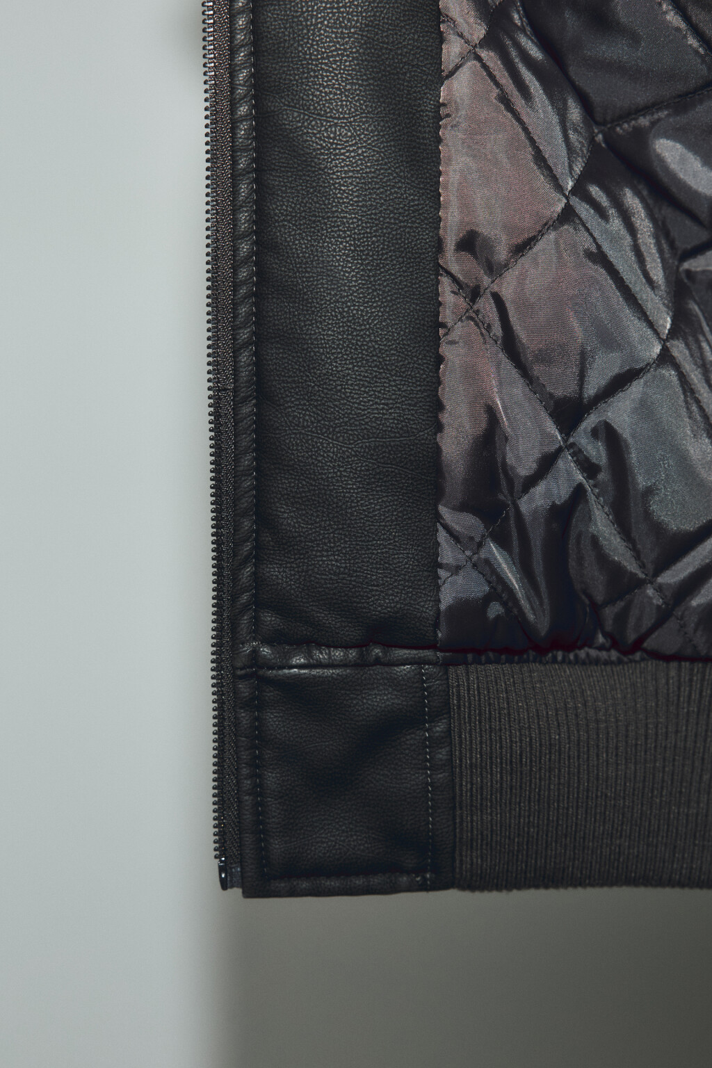 Куртка-бомбер с кожаной фактурой вареная - цвет черный - 7