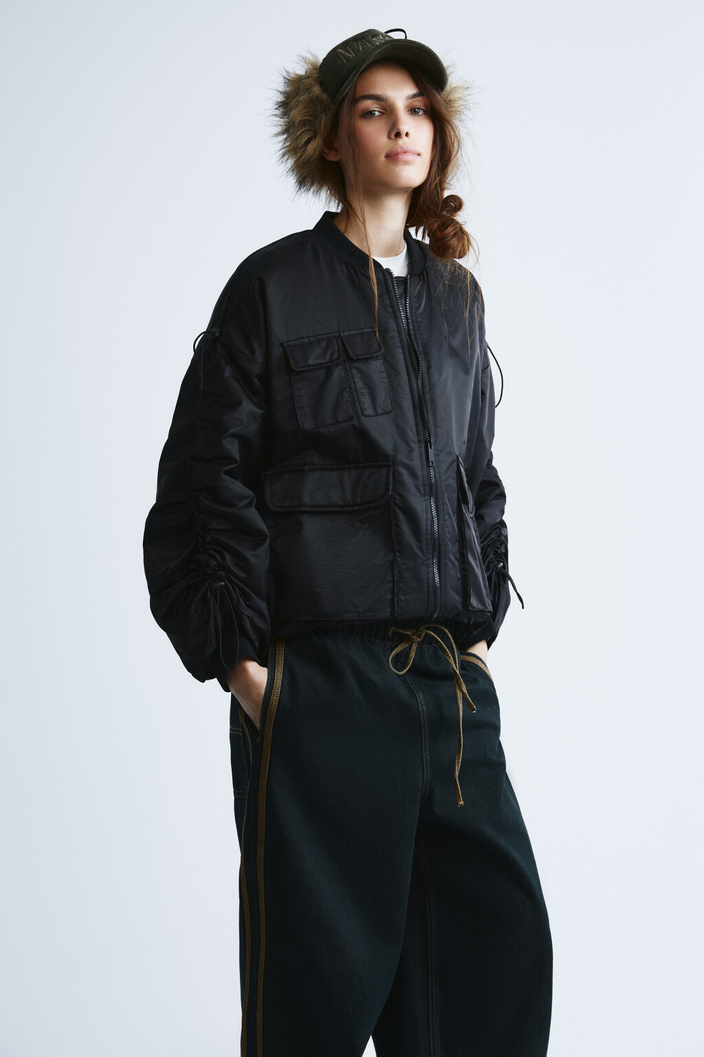 Куртка-бомбер с утяжками на рукавах - цвет черный - 2