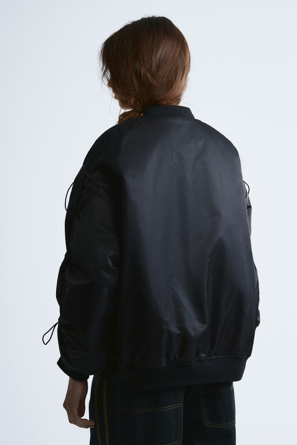 Куртка-бомбер с утяжками на рукавах - цвет черный - 4