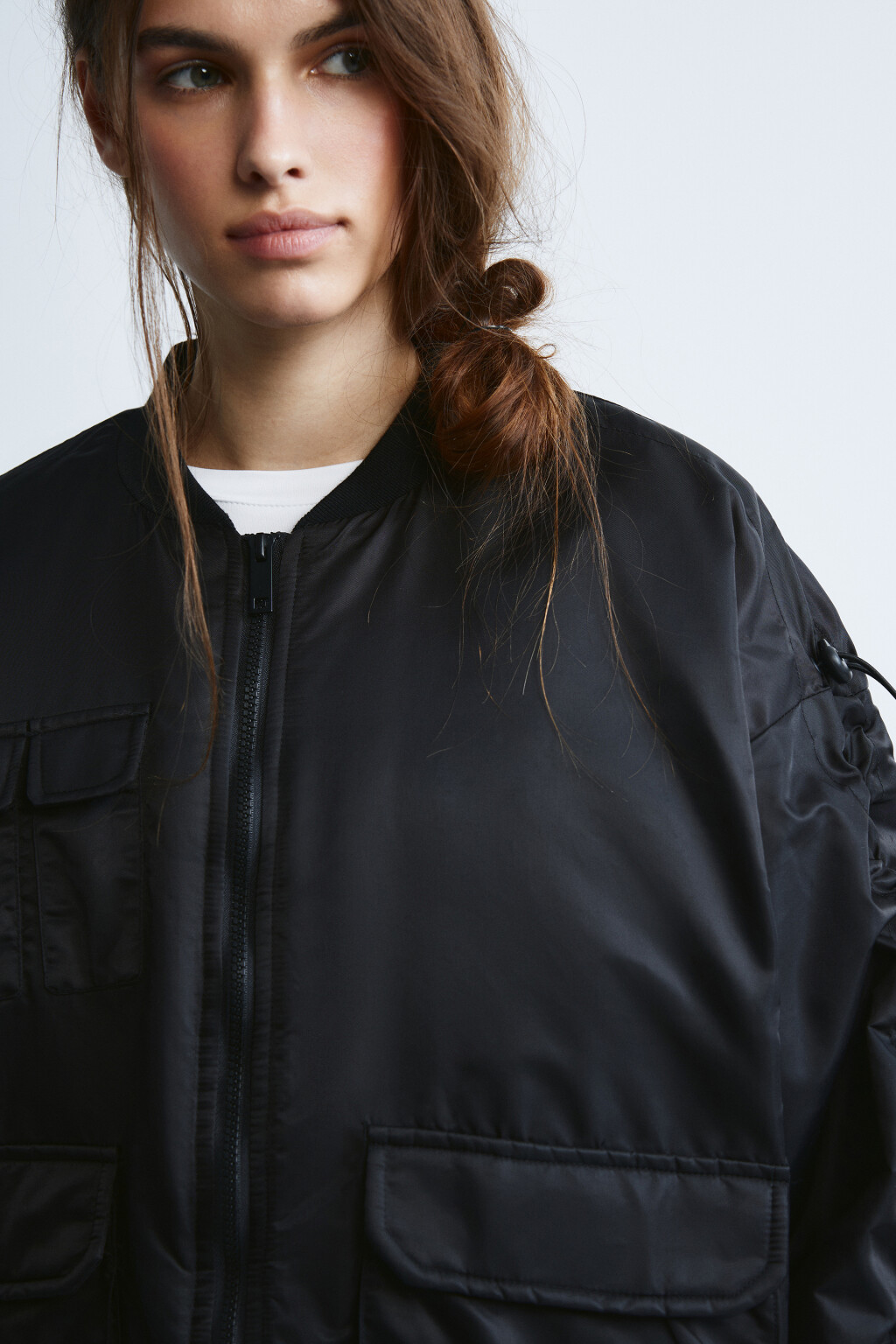 Куртка-бомбер с утяжками на рукавах - цвет черный - 6