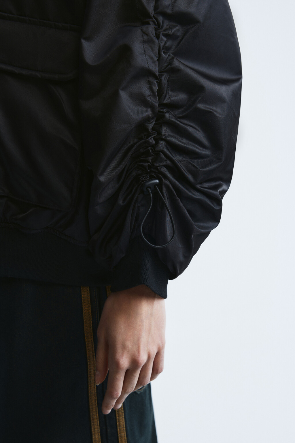 Куртка-бомбер с утяжками на рукавах - цвет черный - 7