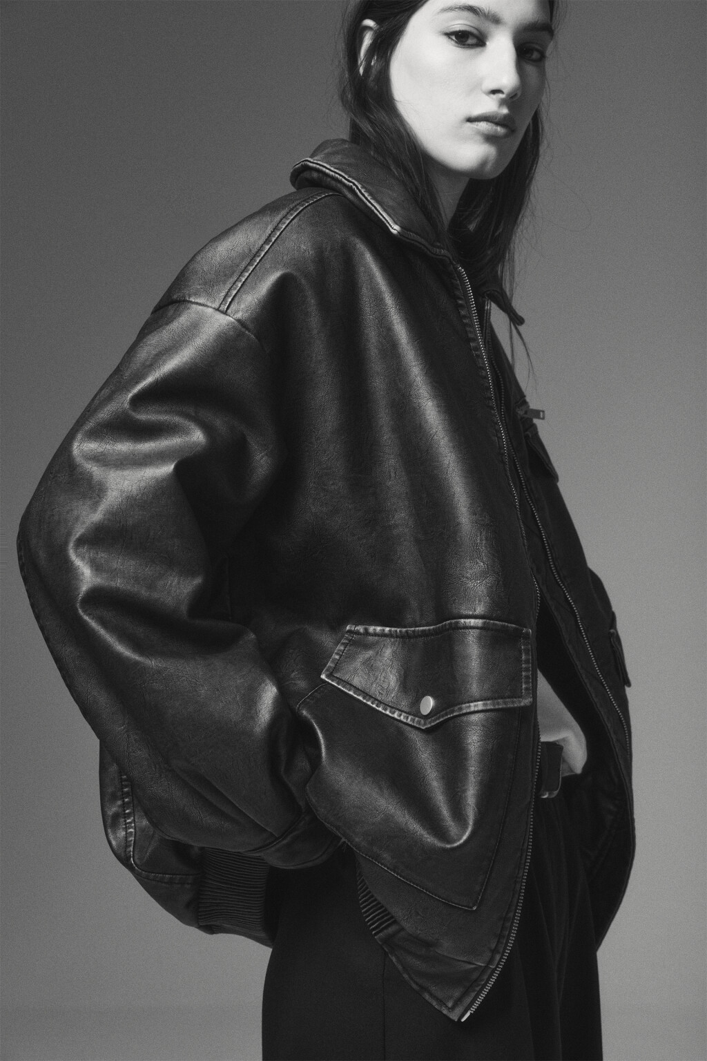 Куртка-бомбер с кожаной фактурой вареная утепленная - цвет серый - 1