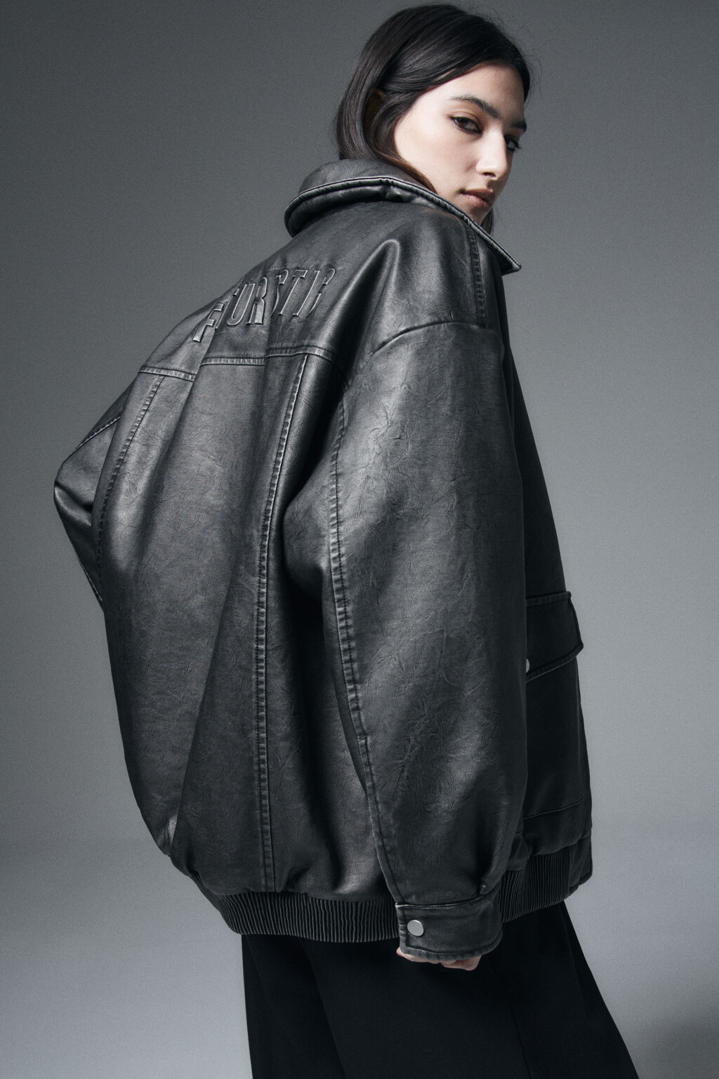 Куртка-бомбер с кожаной фактурой вареная утепленная - цвет серый - 2