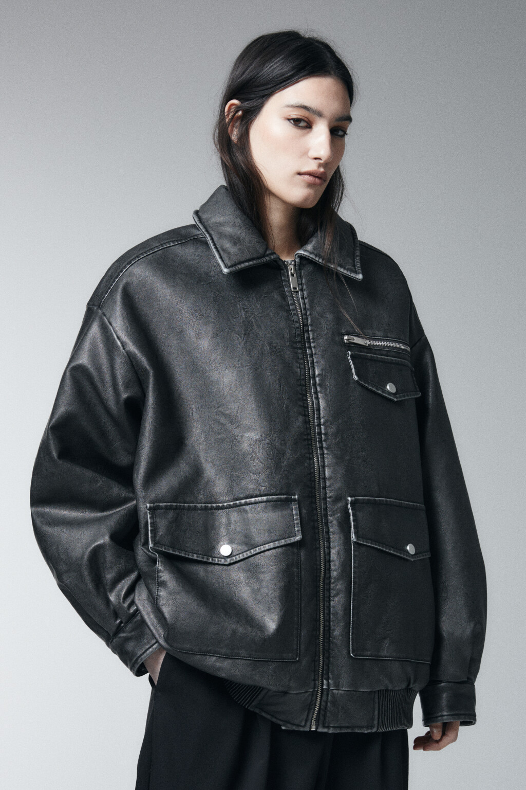 Куртка-бомбер с кожаной фактурой вареная утепленная - цвет серый - 3