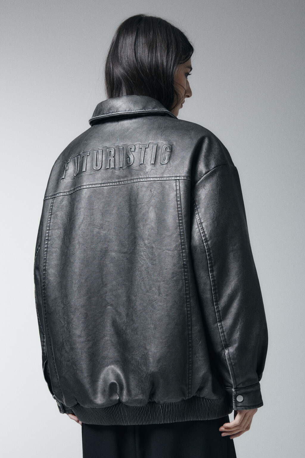 Куртка-бомбер с кожаной фактурой вареная утепленная - цвет серый - 4