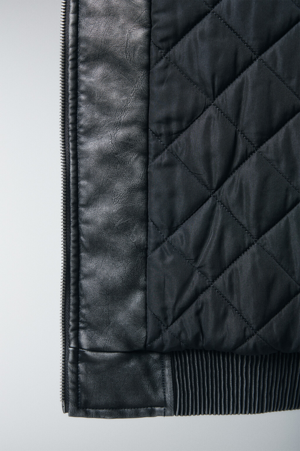 Куртка-бомбер с кожаной фактурой вареная утепленная - цвет серый - 8