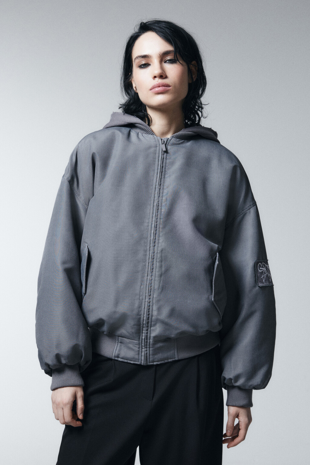 Куртка-бомбер оверсайз с капюшоном и принтом - цвет серый - 3