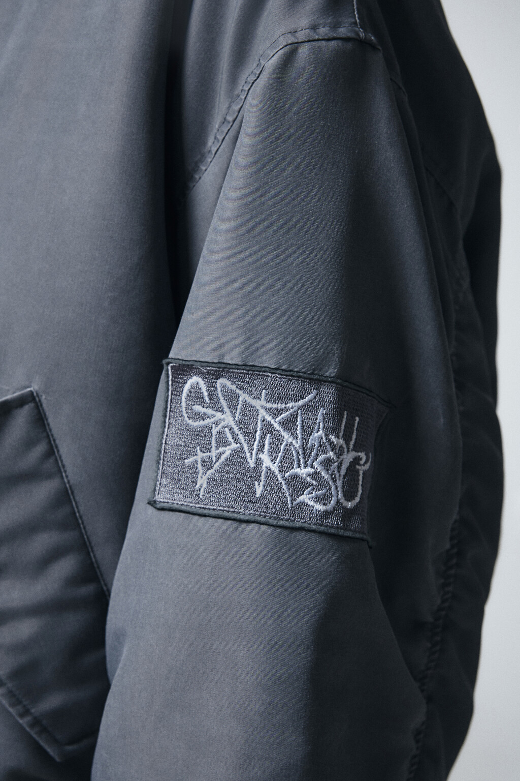 Куртка-бомбер оверсайз с капюшоном и принтом - цвет серый - 6