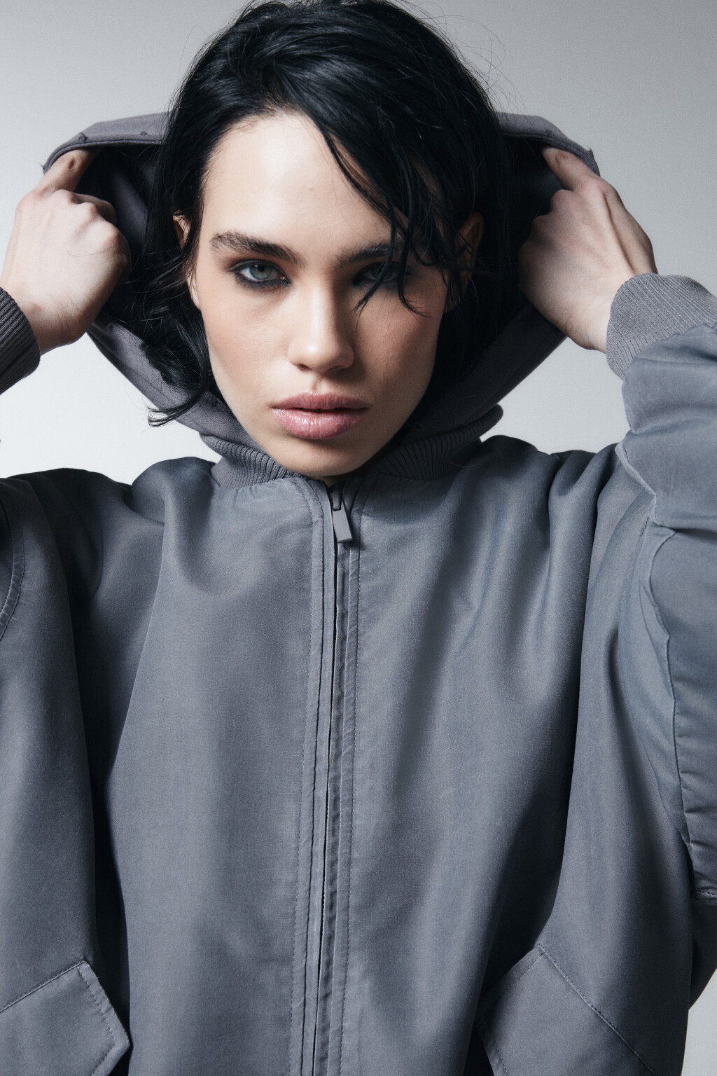 Куртка-бомбер оверсайз с капюшоном и принтом - цвет серый - 7