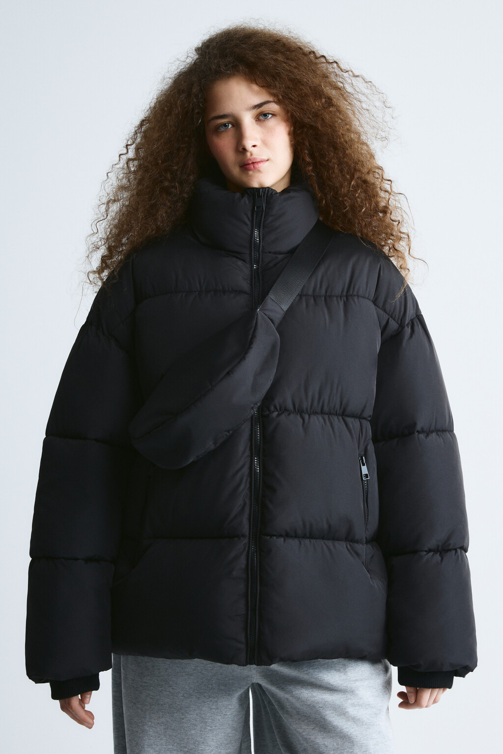 Куртка стеганая с воротником-стойкой и сумкой - цвет черный - 2