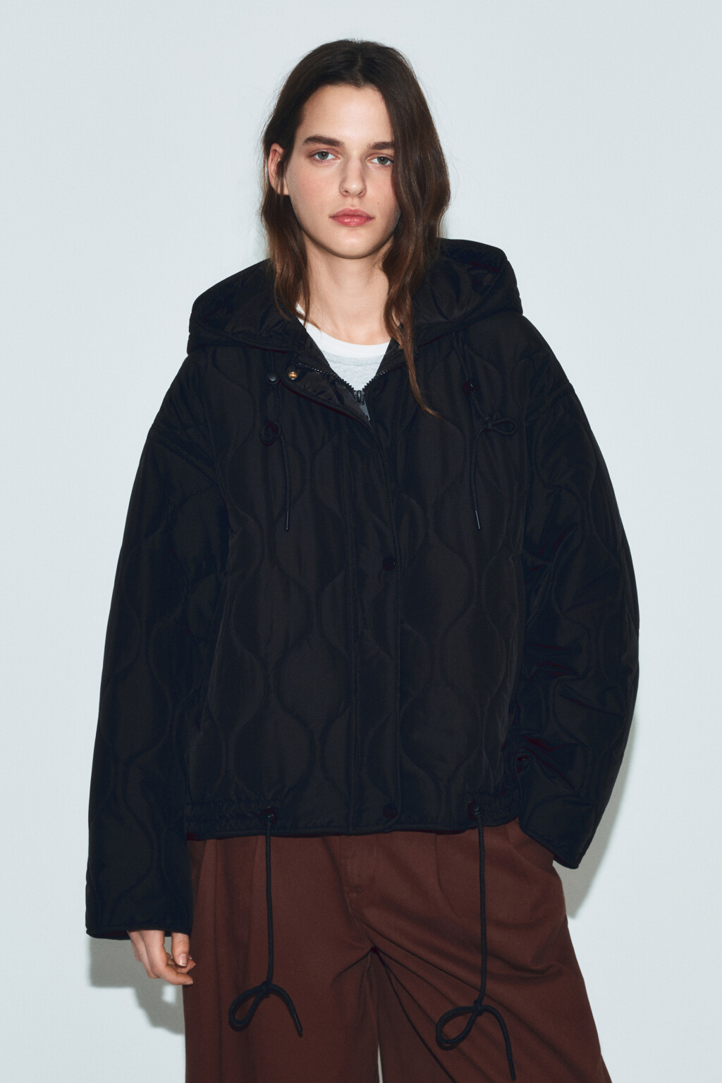Куртка стеганая с двойной застежкой и капюшоном - цвет черный - 2