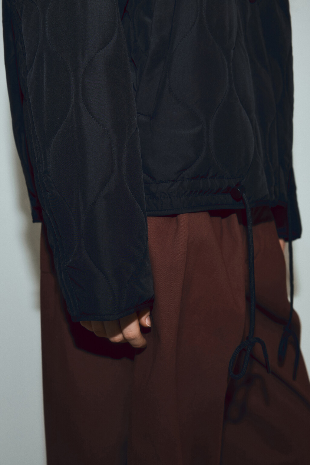 Куртка стеганая с двойной застежкой и капюшоном - цвет черный - 6