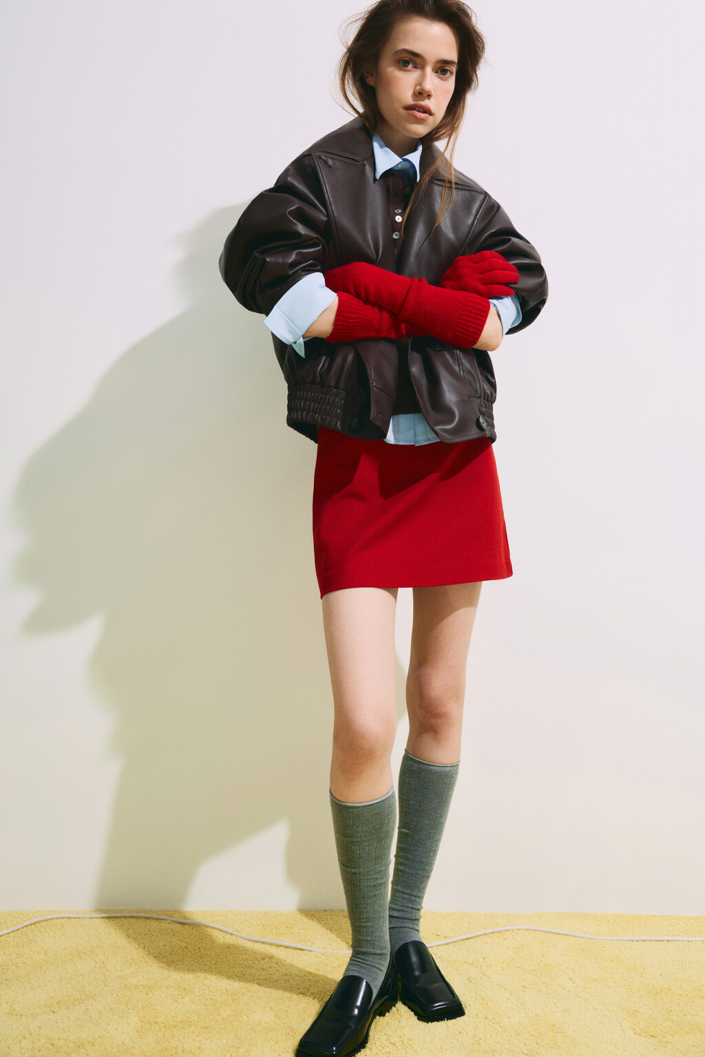 Куртка с кожаной фактурой с утеплением на пуговицах - цвет коричневый - 2