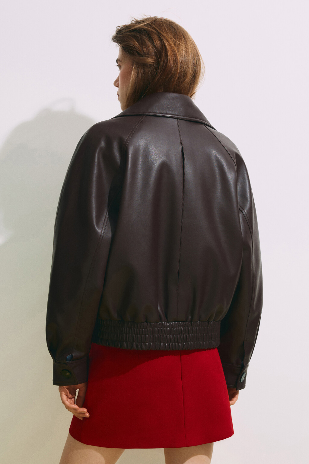 Куртка с кожаной фактурой с утеплением на пуговицах - цвет коричневый - 4