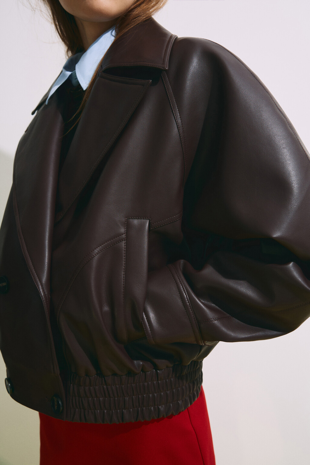 Куртка с кожаной фактурой с утеплением на пуговицах - цвет коричневый - 8