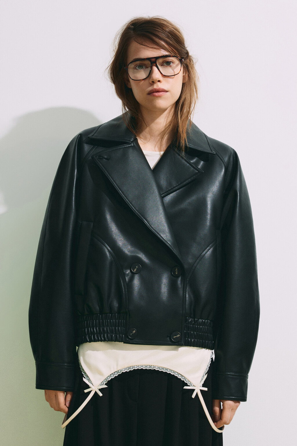 Куртка с кожаной фактурой с утеплением на пуговицах - цвет черный - 3