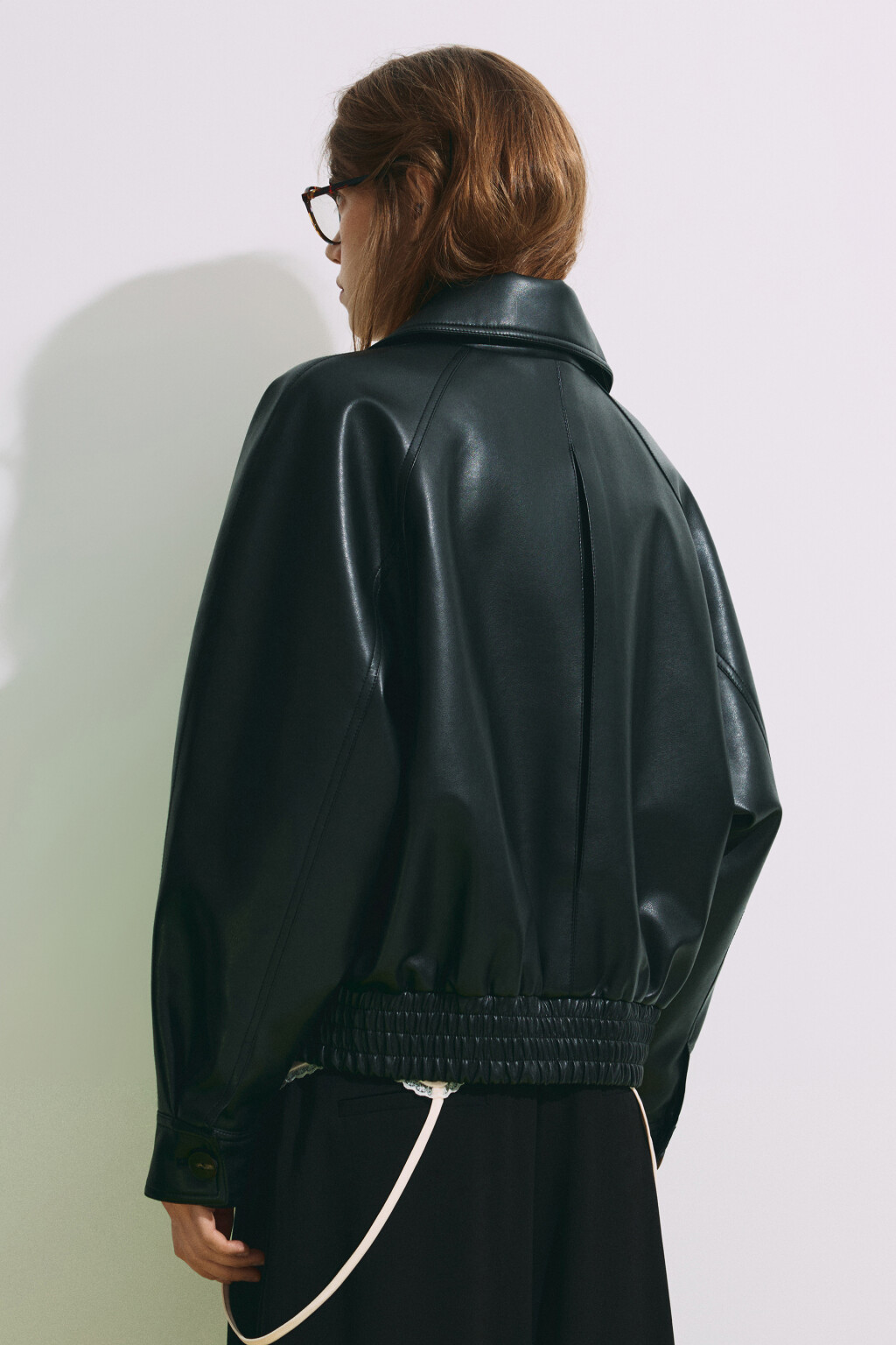 Куртка с кожаной фактурой с утеплением на пуговицах - цвет черный - 4