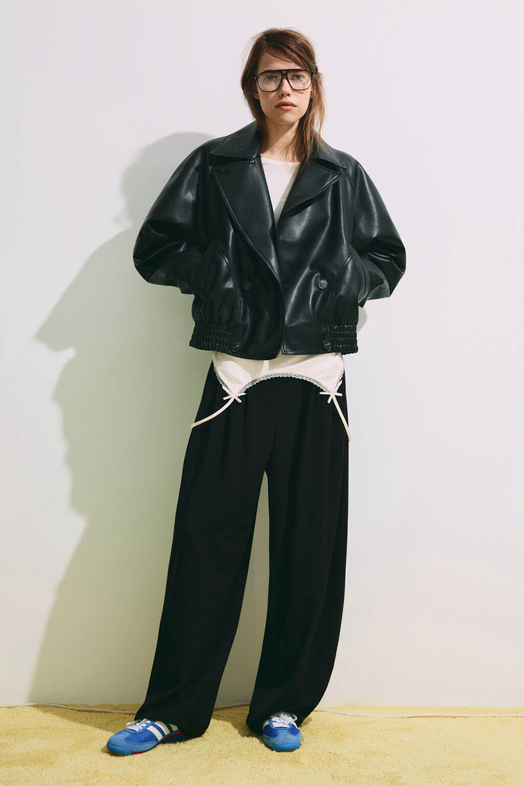 Куртка с кожаной фактурой с утеплением на пуговицах - цвет черный - 5