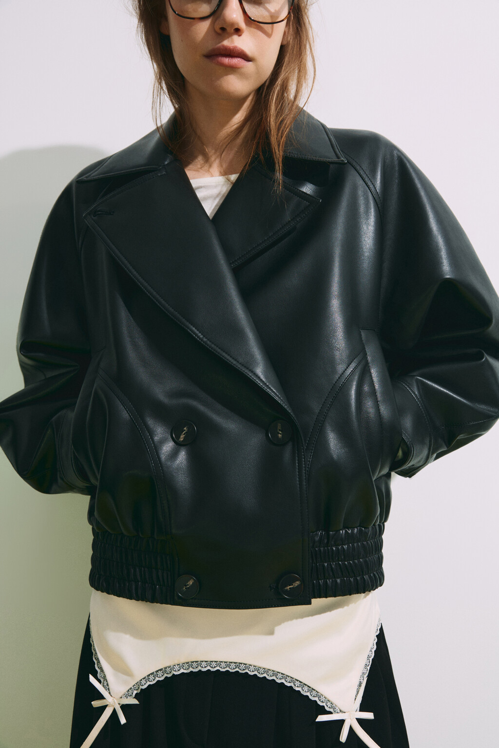 Куртка с кожаной фактурой с утеплением на пуговицах - цвет черный - 6