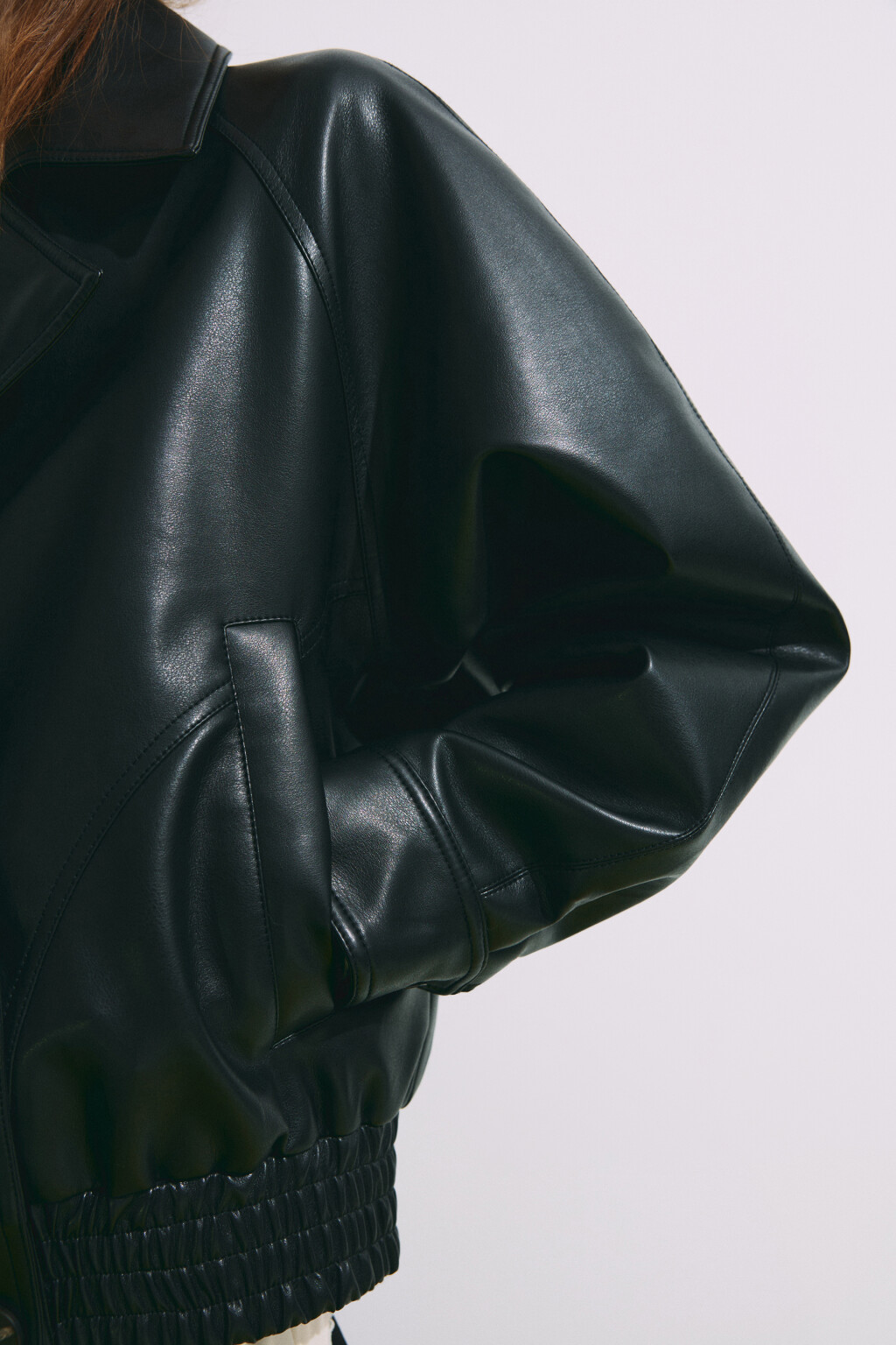 Куртка с кожаной фактурой с утеплением на пуговицах - цвет черный - 8